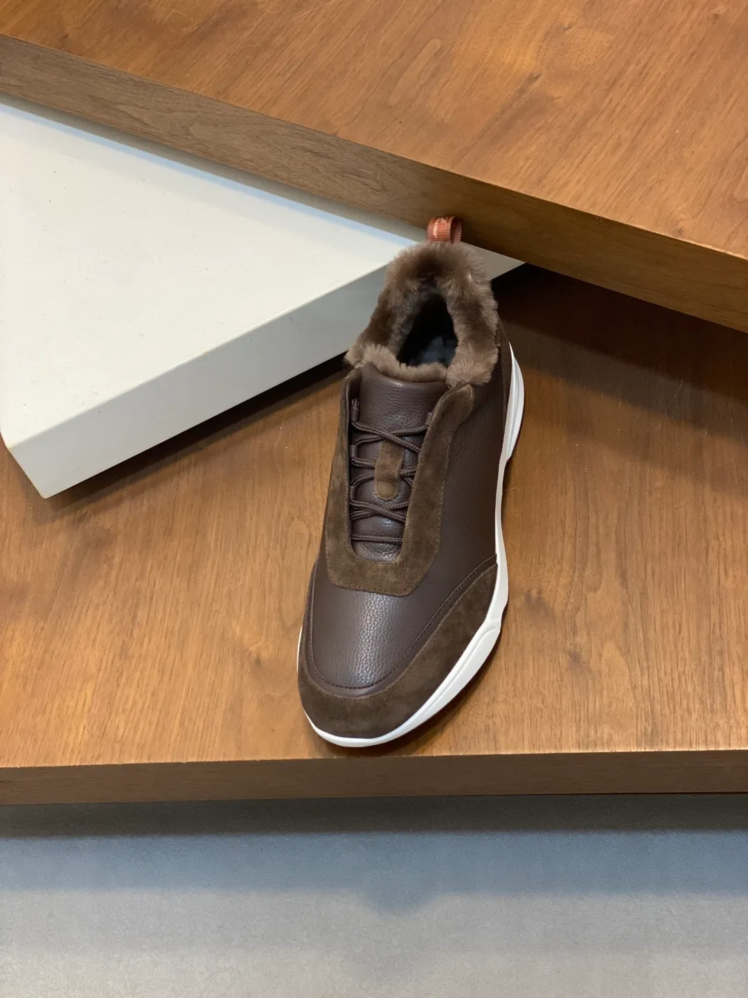 Men's shoes 💰840 Winter LoroPiana WeekendWalk men's wool warm sneakers! Specially designed wool warm shoes for men! This WeekEndWalkEvo casual shoe reinterprets the WeekEnd casual shoe with a design that combines the characteristics of running shoes and walking shoes. An improved version of the classic shoe style in the autumn/winter series, the shoe body is made of fleece cotton blend with a slight elasticity to ensure that the upper part of the shoe is covered and fitted. The narrow silhouette in the middle and the warmth of the integrated fur lining make the shoes comfortable and practical to wear. The shoe details, combined with the lightweight rubber sole with ridged edges, add a sporty feel to the shoe. Kummel rubber sole with stitching and ultra-light technical material sole: This design structure helps distribute weight properly and improve shock absorption. Raised edges on the sole ensure traction and stability during walking. Body: 97% cotton, 3% spandex lining. Wool sole rubber! Size: 39/40/41/42/43/44 (45.46 customized) standard leather shoe size original box package
